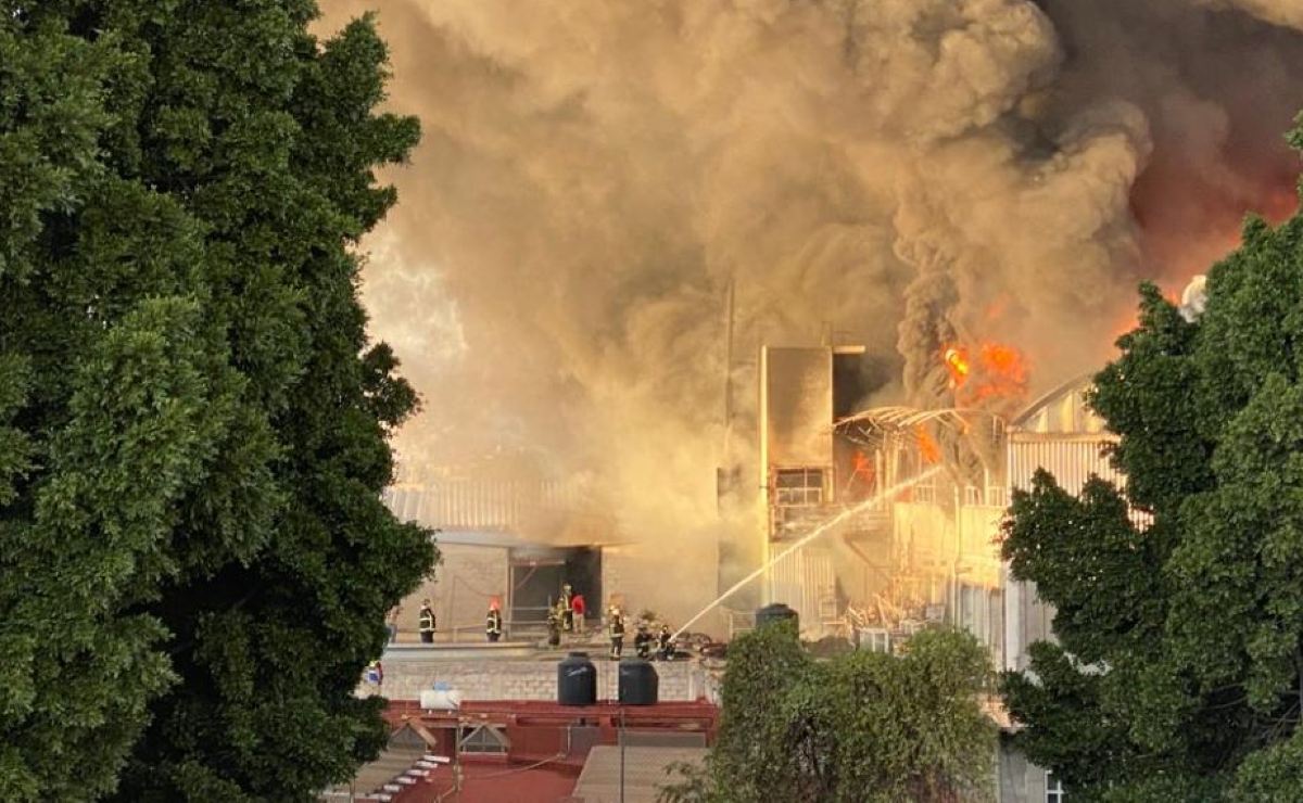 Feroz Incendio Consume Bodega De Zapatos En Tepito Desalojan A Cientos