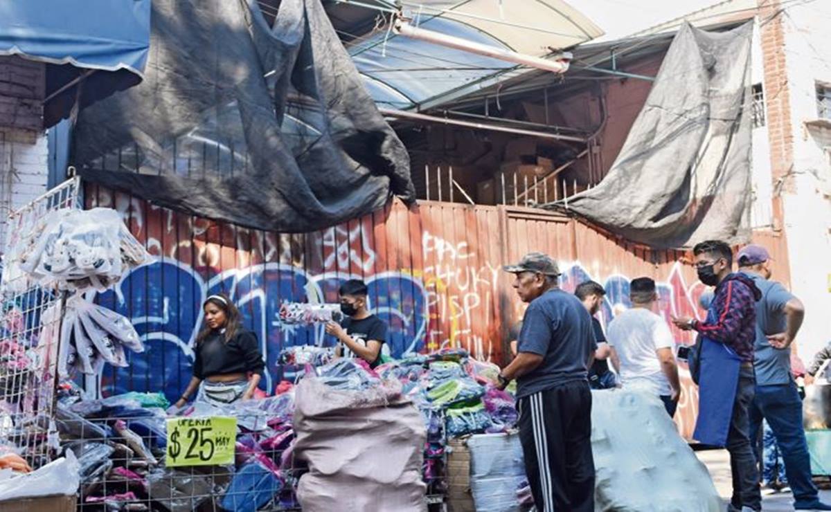 Comerciantes Venden En La Calle La Mercanc A Que Sobrevivi A Feroz