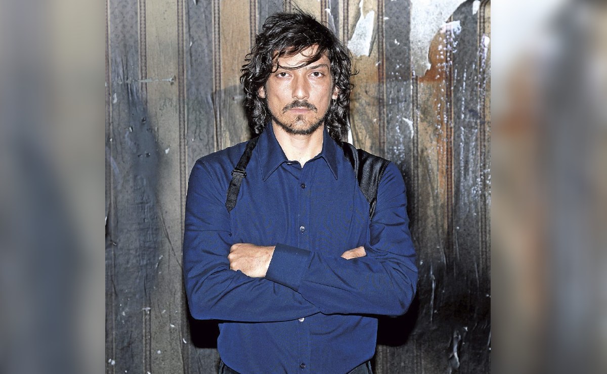 León Larregui denuncia ser golpeado con extraños mensajes y se desatan