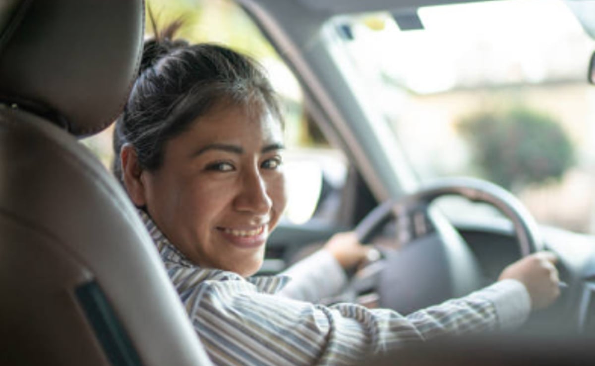 Una mujer taxista recibió su recompensa tras años de sacrificio por su