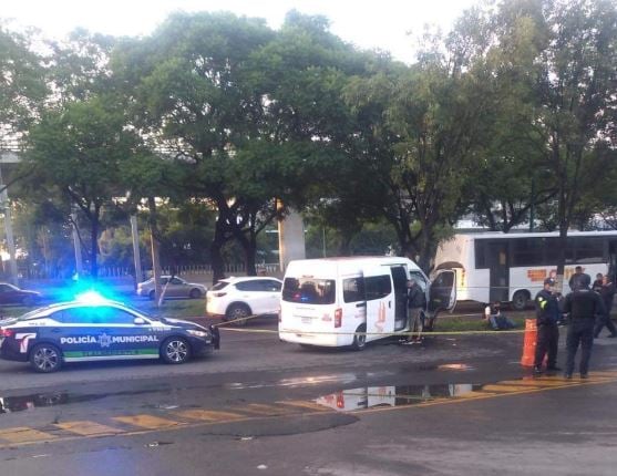 Choque de combi contra árbol deja un muerto y 6 heridos en