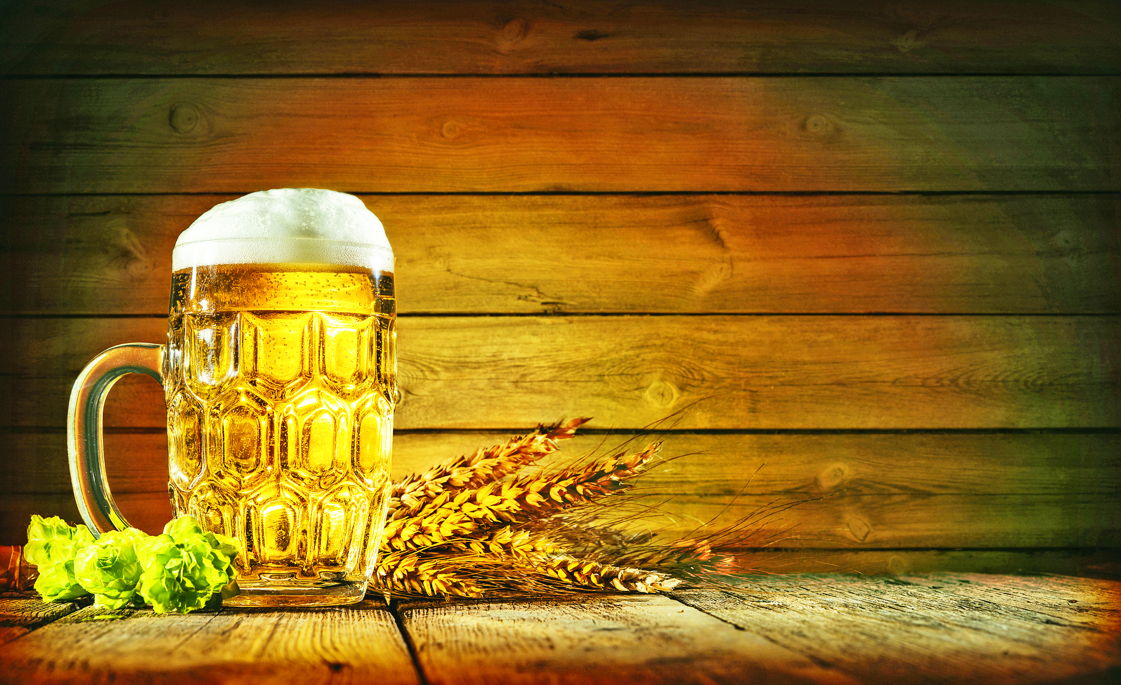 Кружка пива на деревянном фоне