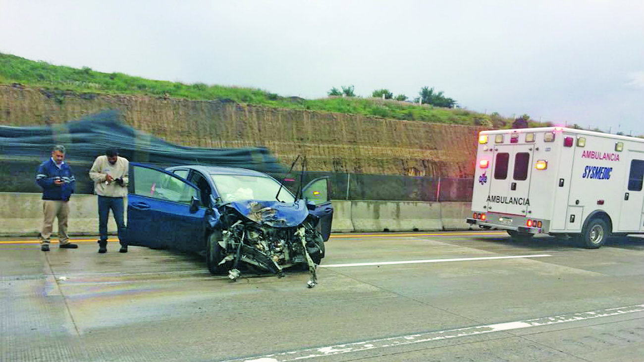 Accidente de coche en curva deja muertos y heridos, en Apaseo El Alto