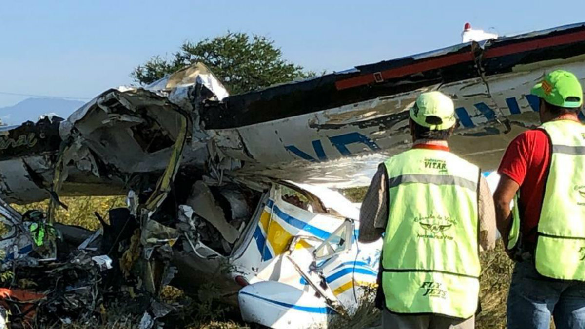 Mueren dos personas al desplomarse una avioneta de práctica, en Temixco