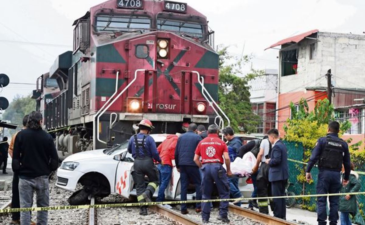 Taxista Intenta Ganarle Al Tren Y Máquina Se Lleva A Pasajera Al Otro ...