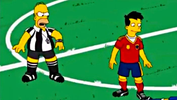 Homero Simpson debuta como árbitro de futbol VIDEO El