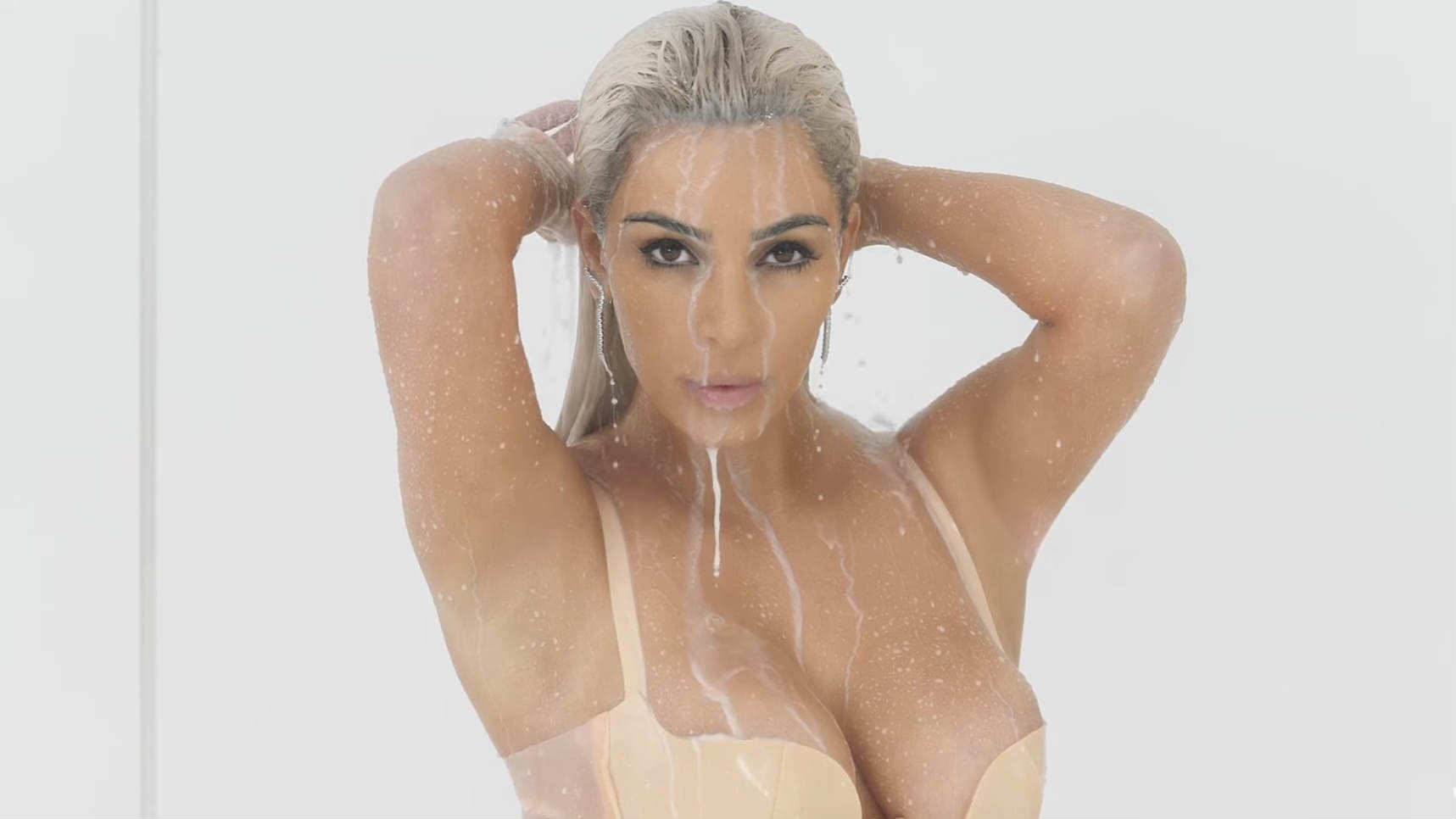 Kim Kardashian se llena de leche en atrevido video | El Gráfico Historias y  noticias en un solo lugar