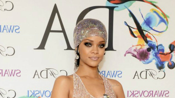 Rihanna deja ver sus encantos con un vestido transparente