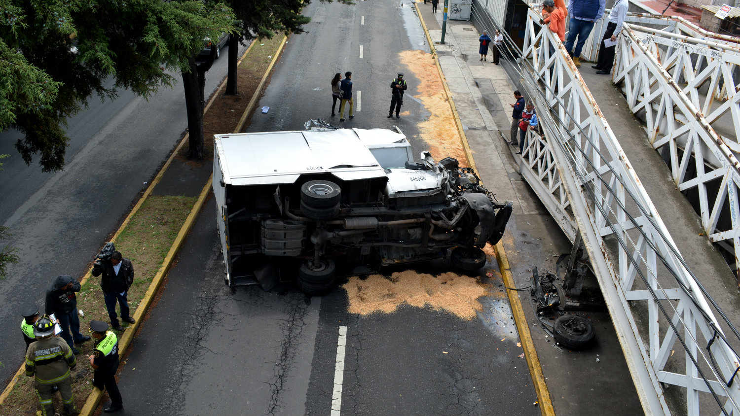 Conductor Pierde El Control Y Se Vuelca El Gráfico Historias Y Noticias En Un Solo Lugar