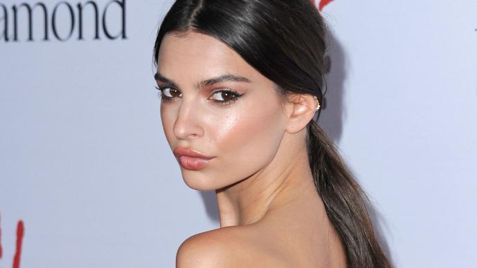 Emily Ratajkowski Muestra Los Senos En Desnudo Completo El Gráfico Historias Y Noticias En Un 9401