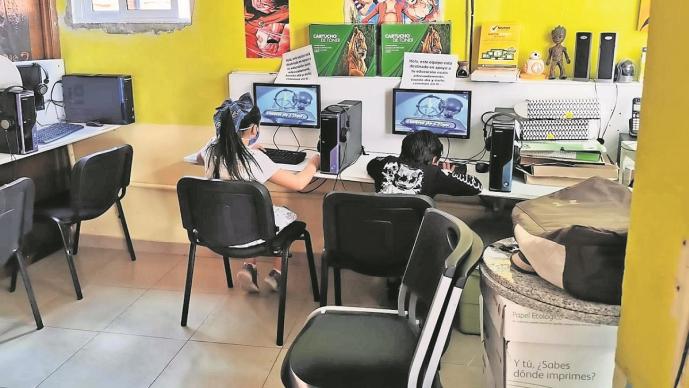 Hombre Presta Computadoras De Su Cafe Internet A Estudiantes Que Lo Necesiten En El Edomex El Grafico Historias Y Noticias En Un Solo Lugar