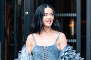 Al estilo Britney Spears, Katy Perry se luce con look de mezclilla en París