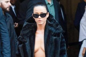Katy Perry y el polémico abrigo que llevó en París sin nada más debajo