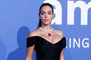 Al estilo Kim Kardashian. Georgina Rodríguez se luce con nuevo look y vestido ‘de oro’ 