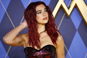 ¿Cómo Dua Lipa pasó de servir mesas a amasar una fortuna millonaria?