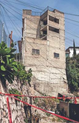 ¡Abandonados! Desalojo y Desgaje en Naucalpan Dejan a Familias en la Calle