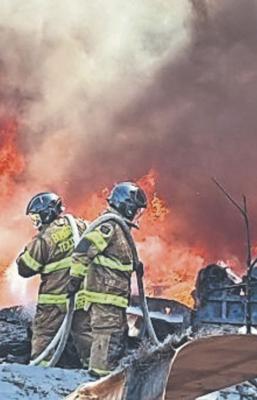 Se incendia almacén de llantas, madera y desperdicio en Chiconcuac