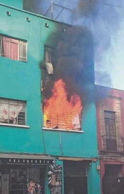 Fuego achicharra depa en el centro de la CDMX