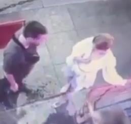 VIDEO: Mujer noquea a hombre que la acosaba en Rusia