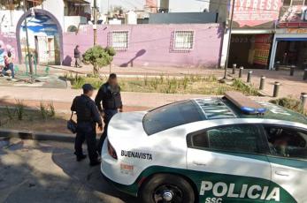 Policía se da tiro en la cabeza y muere, en una vecindad del Centro de la CDMX