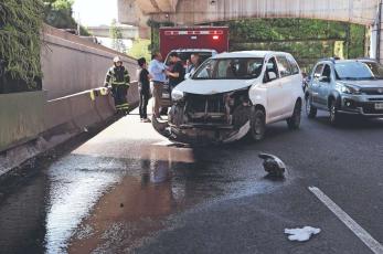 Biker trata de esquivar choque y termina arrollado en Periférico