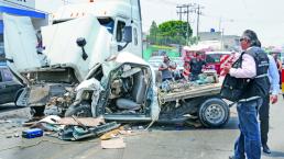 Automovilista muere prensado tras choque en Ecatepec