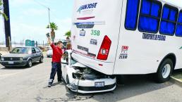 Queda ensartado debajo de camión, en Querétaro