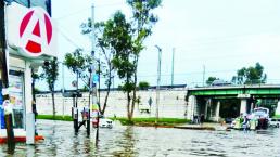 Aguacero deja caos e inundaciones, en Toluca