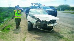 Invade un carril y se impacta contra camioneta, en la carretera Estatal 200