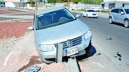 Automovilista se ensarta contra valla metálica, en Junípero Serra