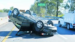 Camión impacta a automovilista y provoca volcadura, en Corregidora