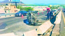 Automovilista sufre volcadura al esquivar un perrito, en Querétaro