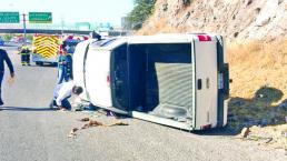 Vuelca pick up por conductor acelerado, en Querétaro