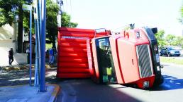 Torton vuelca tras atorarse con rama, en Bulevar Bernardo Quintana