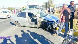 Encontronazo entre camioneta y auto deja dos heridos, en San Mateo Atenco