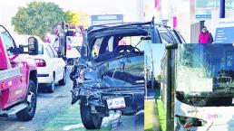 QroBús deshace camioneta, en la colonia Cimatario