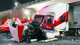 Conductor de tráiler pestañea y se estrella contra muro, en Querétaro