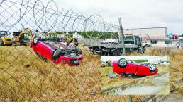 Golpes y crisis nerviosa sufre acelerada conductora al quedar de cabeza en Metepec