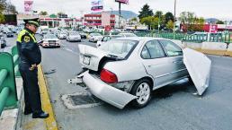 Automovilista se impacta contra muro de contención, en Tollocan