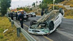 Joven vuelca su automóvil sobre el Libramiento Surponiente, en Corregidora