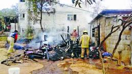 Incendio deja a familia sin casa; vecinos les regalan cobijas 