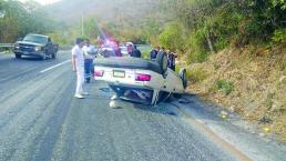 Quedan llantas al aire por acelerado en carretera de Cuernavaca