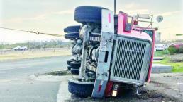 Automovilista hace volcar revolvedora, en Junípero Serra