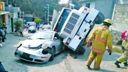 En Cuernavaca camión vuelca y cae sobre beetle; chofer escapa 