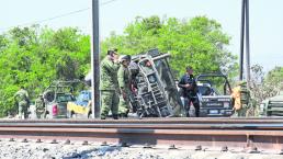 Vuelcan militares por maniobra equivocada, en Querétaro