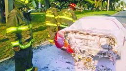 Corvette choca contra camioneta y termina en cenizas, en Paseo Tollocan