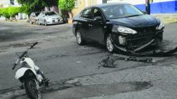 Auto empuja a motociclista en Cuautla 