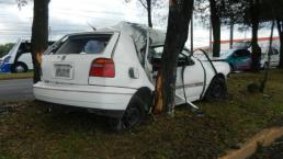 Árbol frena a vehículo a exceso de velocidad en calles de Toluca 