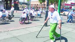 Arman rodada en muletas y silla de ruedas para crear conciencia, en Toluca 