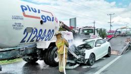 Coche de lujo se impacta contra pipa en Ezequiel Montes